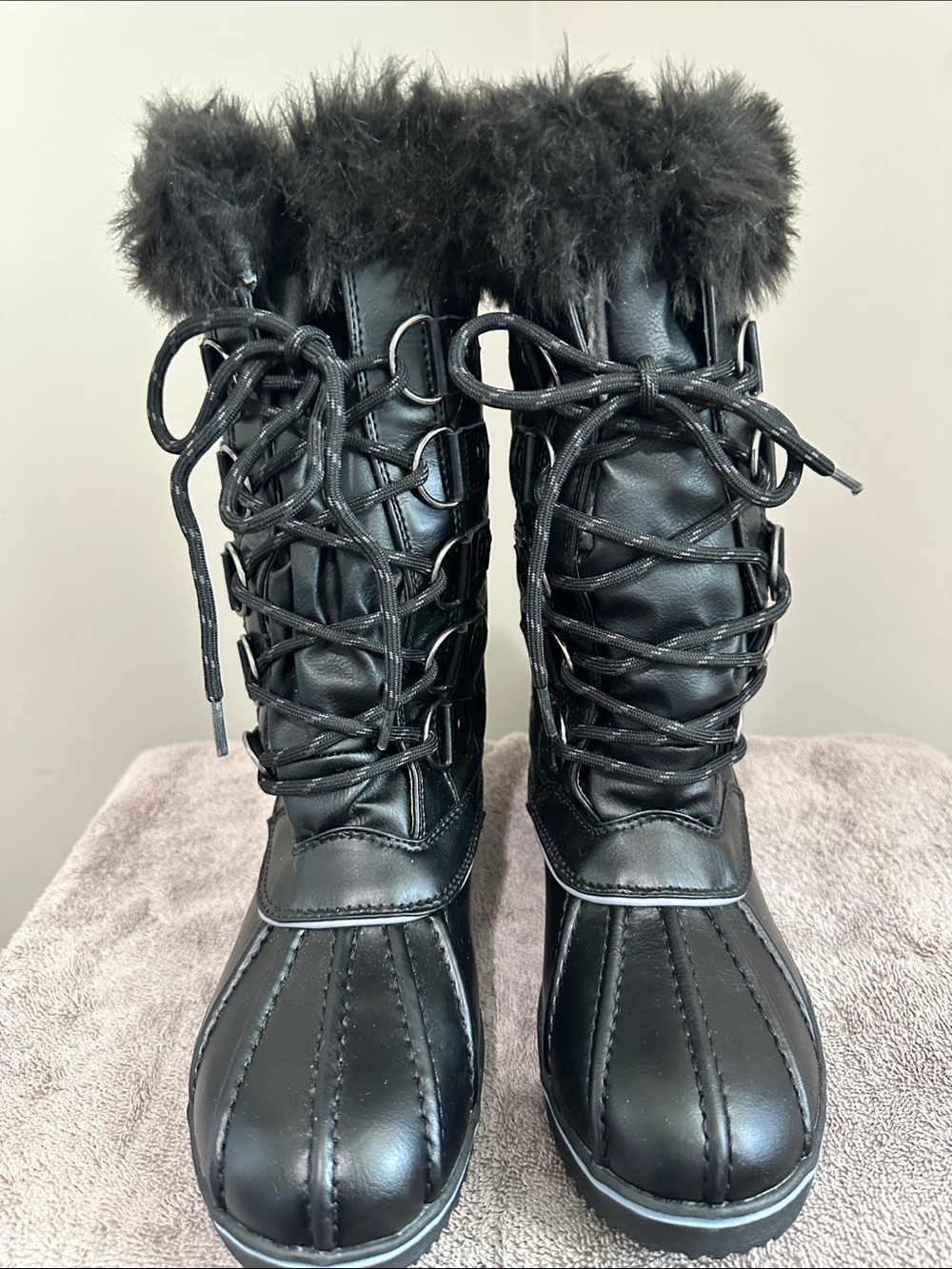 Never Worn!! Dream Pairs Black Faux Fur Lace-Up Winter Boots Size 6